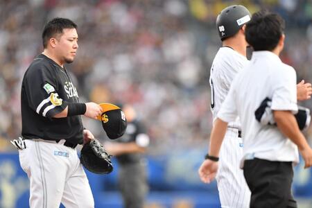 　７回、死球を受けた池田（右）に帽子を取る一塁手・山川（撮影・開出牧）