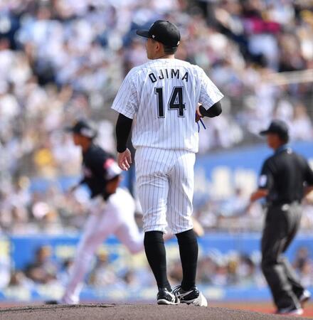 　１回、柳田（後方）に先制の左越えソロを打たれた小島（撮影・開出牧）