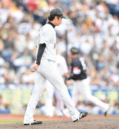 　７回、山川（後方）に勝ち越しの右越え本塁打を打たれた二木（撮影・開出牧）