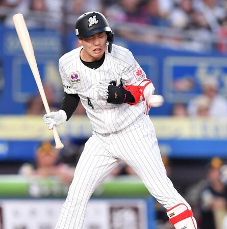 　９回、死球を受ける友杉（撮影・開出牧）