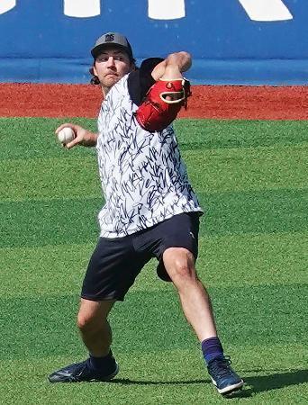 　キャッチボールをするＤｅＮＡのバウアー＝５日、横浜スタジアム