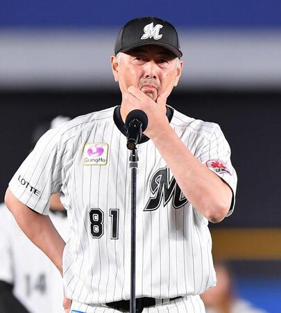 　試合後のセレモニーで言葉に詰まり目に涙を浮かべる吉井監督（撮影・開出牧）
