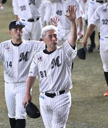 　ファンに手を振る吉井監督