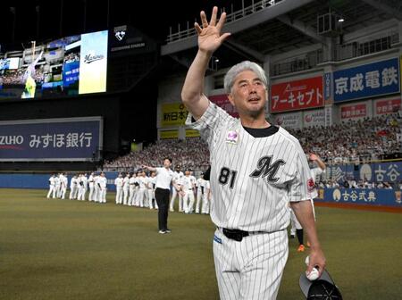 　観客に向かって手を振る吉井監督
