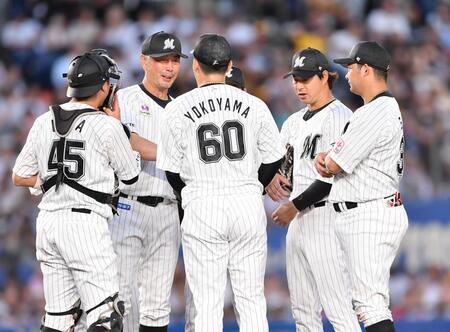 　９回、投手交代を告げ自らマウンドへ行き横山（６０）にボールを渡す吉井監督（左から２人目）＝撮影・開出牧