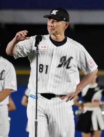 　最終戦セレモニーのあいさつで涙ぐむロッテ・吉井監督＝ＺＯＺＯマリン