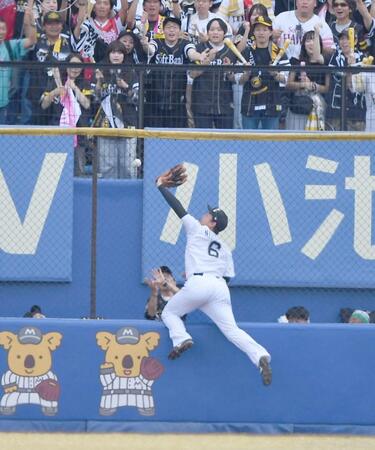 　１回、柳田の左越え先制ソロの打球をフェンスを恐れず飛びつく西川（撮影・開出牧）