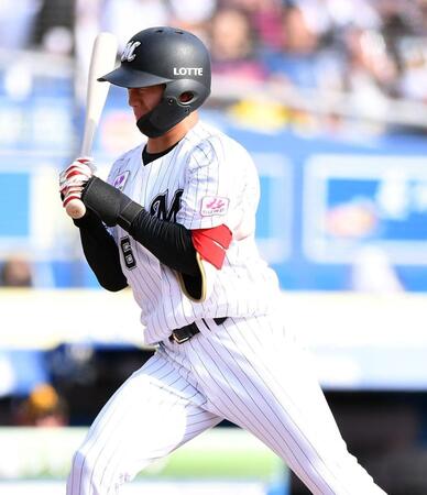 　３回、死球を受ける西川（撮影・開出牧）