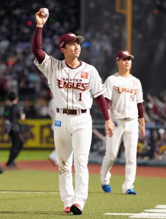 　最終戦セレモニーでファンの声援に応える宗山