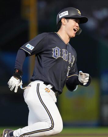 　１１回、決勝となる本塁打を放ち笑顔を見せる太田