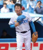 　始球式に登場した大越健介氏（撮影・西岡正）