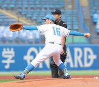 　始球式に登場した大越健介氏（撮影・西岡正）