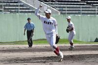 　最後の打者から三振を奪い、ガッツポーズを見せる広陵・柴田翔大