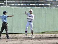　８回、左中間への適時三塁打を放ち、ガッツポーズを繰り出す広陵・葉山正汰