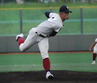 　先発して力投する大阪桐蔭・吉岡