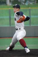 　先発して力投する大阪桐蔭・吉岡