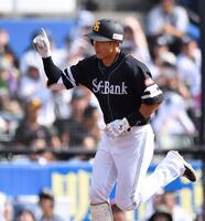 　１回、先制の左越えソロを放ちポーズを決める柳田（撮影・開出牧）