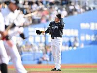 　３回、西川（左手前）に死球を当て帽子を取る先発・有原（撮影・開出牧）