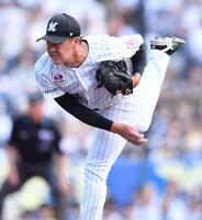 　６回から登板し１イングを無失点に抑えた坂井（撮影・開出牧）