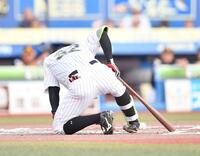 　７回、死球を受け痛みに耐える佐藤（撮影・開出牧）