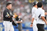 　７回、死球を受けた池田（右）に帽子を取る一塁手・山川（撮影・開出牧）