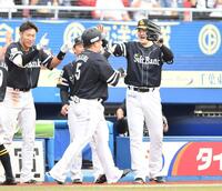 　７回、勝ち越しの右越え満塁ホームランを放ち、有原（右端）らナインとタッチを交わす山川（手前）＝撮影・開出牧