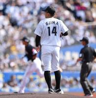 　１回、柳田（後方）に先制の左越えソロを打たれた小島（撮影・開出牧）