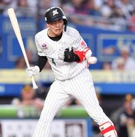 　９回、死球を受ける友杉（撮影・開出牧）