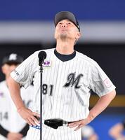 　試合後のセレモニーであいさつの途中で涙をこらえ天を仰ぐ吉井監督（撮影・開出牧）