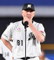 　試合後のセレモニーで言葉に詰まり目に涙を浮かべる吉井監督（撮影・開出牧）
