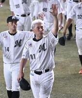 　ファンに手を振る吉井監督