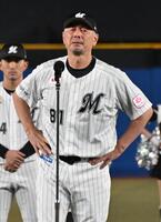 　試合後、ファンにあいさつする吉井監督