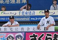 　９回、戦況を見つめる吉井監督（左）とサブローコーチ