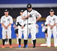 　試合後のセレモニーで言葉に詰まりユニホームをつかむ吉井監督（撮影・開出牧）