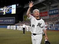 　観客に向かって手を振る吉井監督