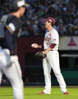 　１１回、太田（手前）に決勝の本塁打を浴びた西口