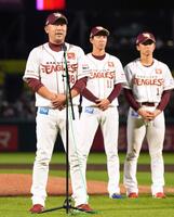 　最終戦のセレモニーであいさつする三木監督