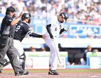 　３回、死球を受け痛みに耐える西川（右）。捕手・海野（撮影・開出牧）