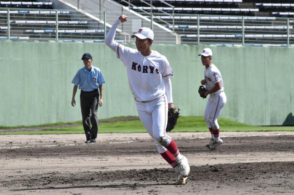 　最後の打者から三振を奪い、ガッツポーズを見せる広陵・柴田翔大