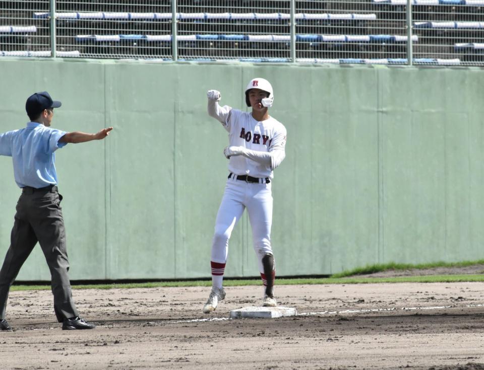 　８回、左中間への適時三塁打を放ち、ガッツポーズを繰り出す広陵・葉山正汰