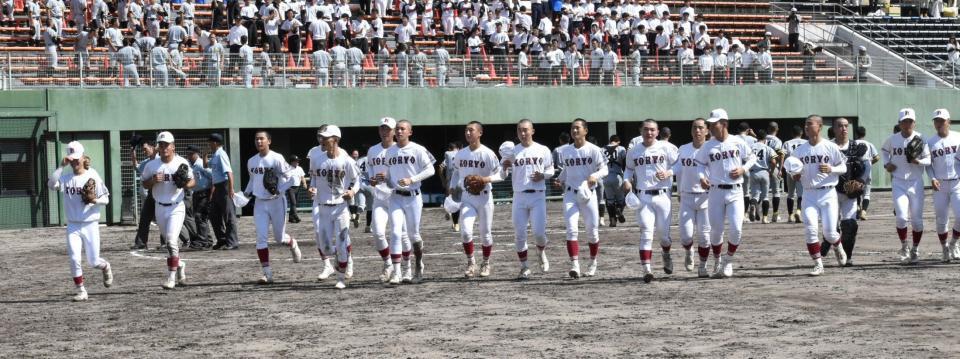 　試合後の挨拶を終えて引き揚げる広陵ナイン