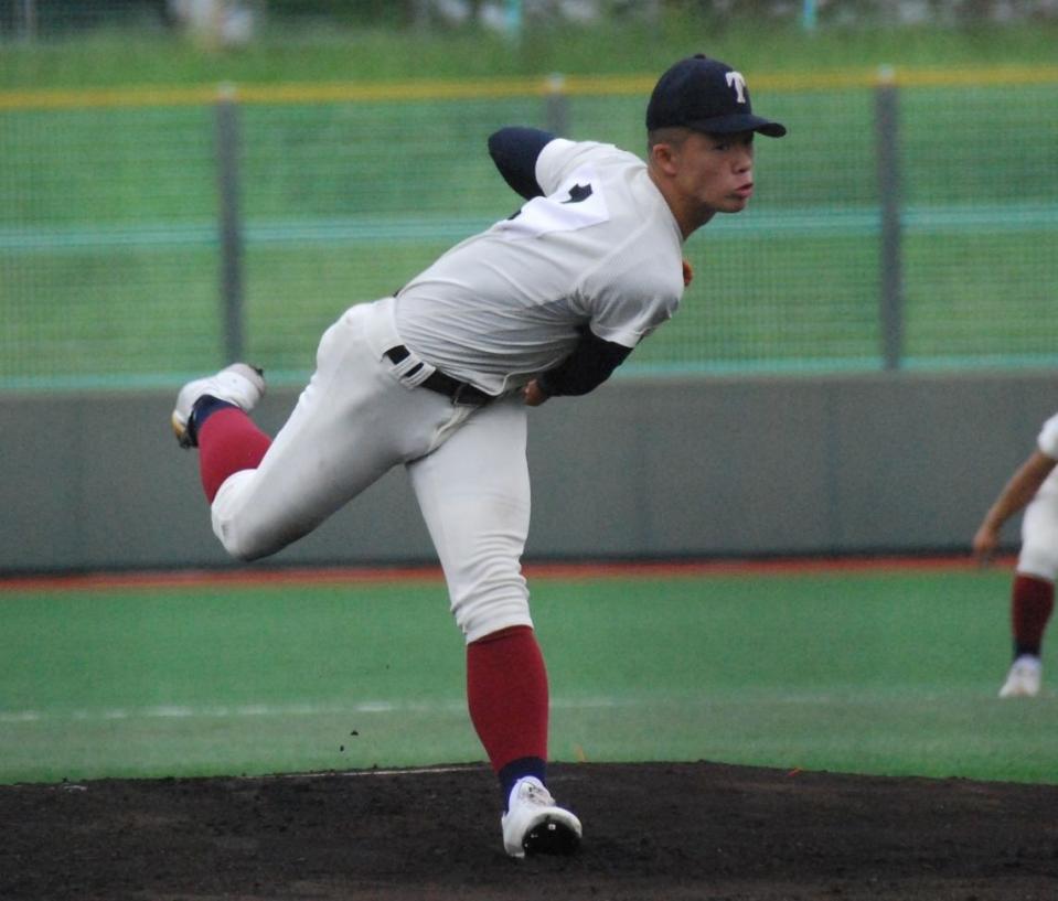 　先発して力投する大阪桐蔭・吉岡