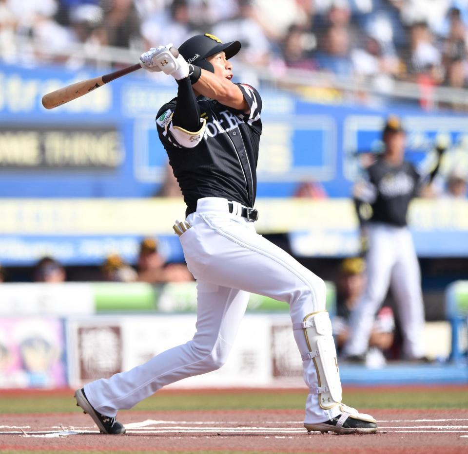 　１回、先制の左越えソロを放つ柳田（撮影・開出牧）