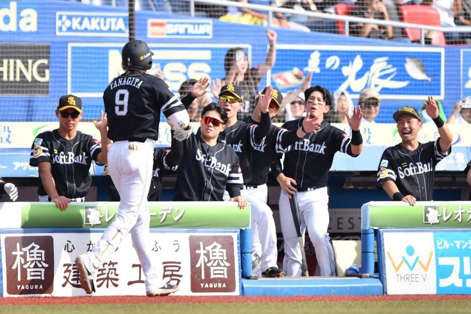 　１回、先制の左越えソロを放ちナインとタッチを交わす柳田（９）＝撮影・開出牧