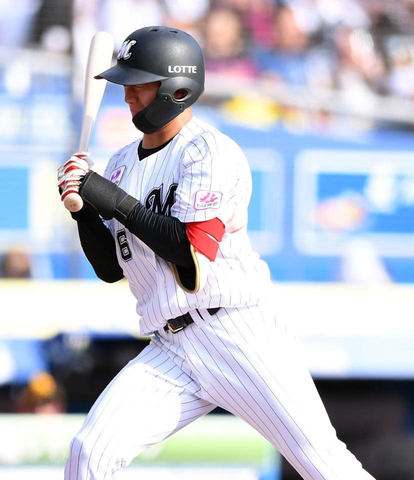 　３回、死球を受ける西川（撮影・開出牧）