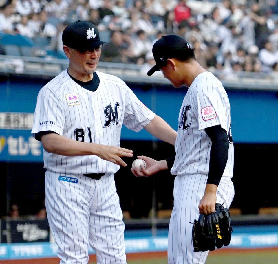 　６回から登板し１イニングを無失点に抑えたルーキーの坂井遼（右）に記念のボールを渡す吉井監督（撮影・開出牧）
