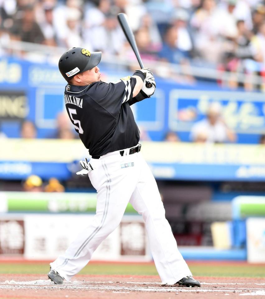 　７回、勝ち越しの右越え満塁ホームランを放つ山川（撮影・開出牧）