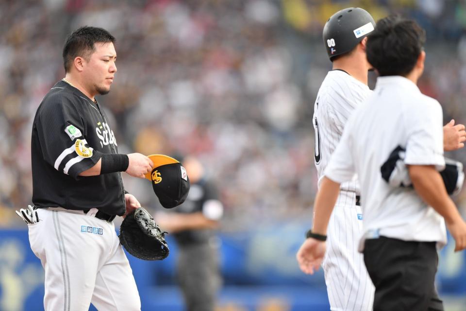 　７回、死球を受けた池田（右）に帽子を取る一塁手・山川（撮影・開出牧）