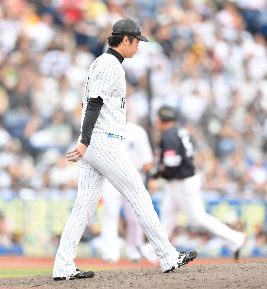 　７回、山川（後方）に勝ち越しの右越え本塁打を打たれた二木（撮影・開出牧）