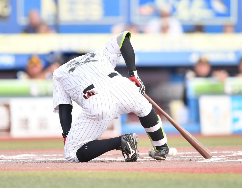 　７回、死球を受け痛みに耐える佐藤（撮影・開出牧）